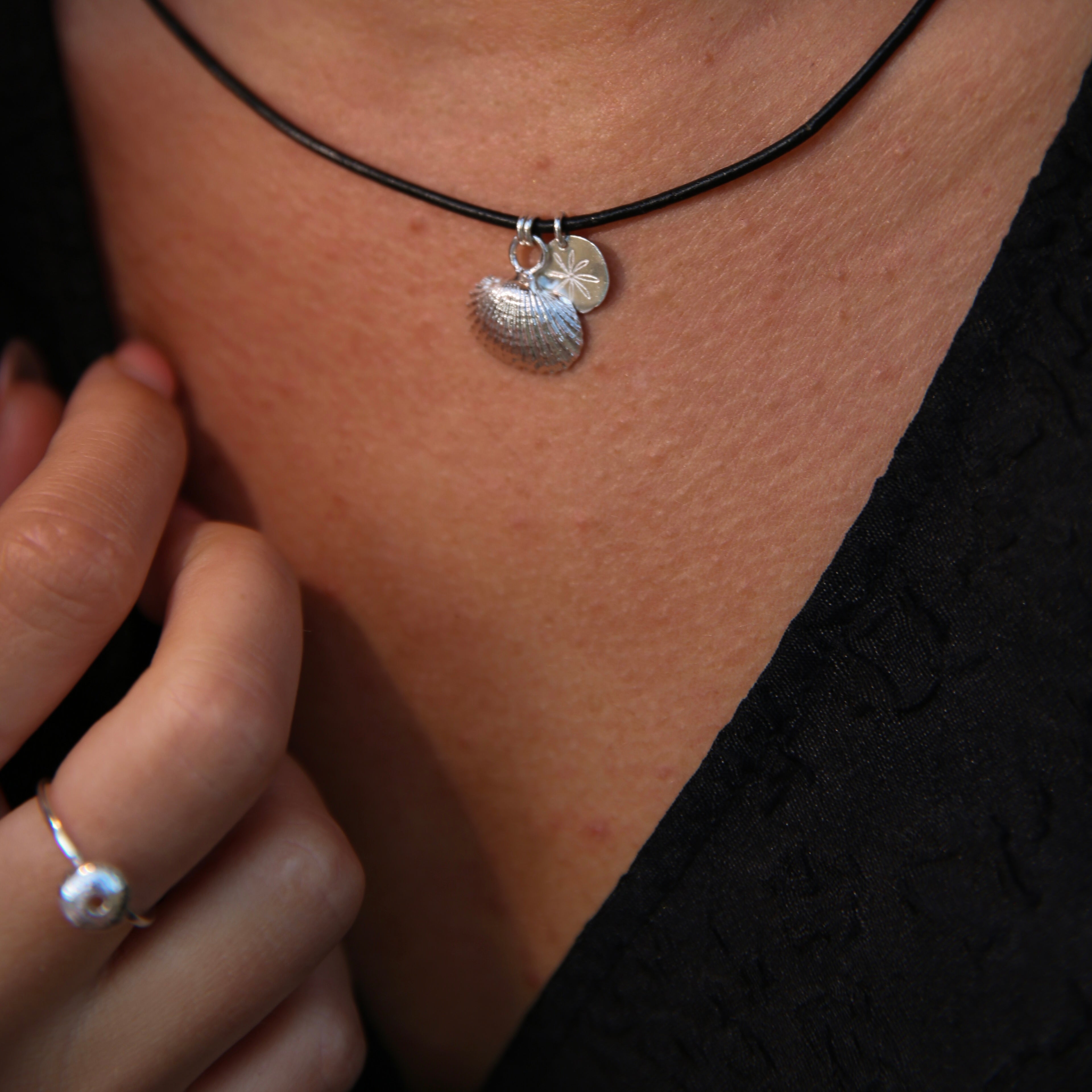 Bantham Scallop Shell Choker Necklace (Leather)