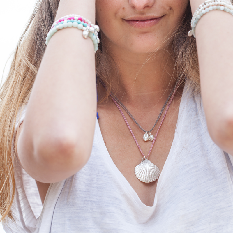 Start Point Scallop Shell Pendant Necklace (Silk Cord)