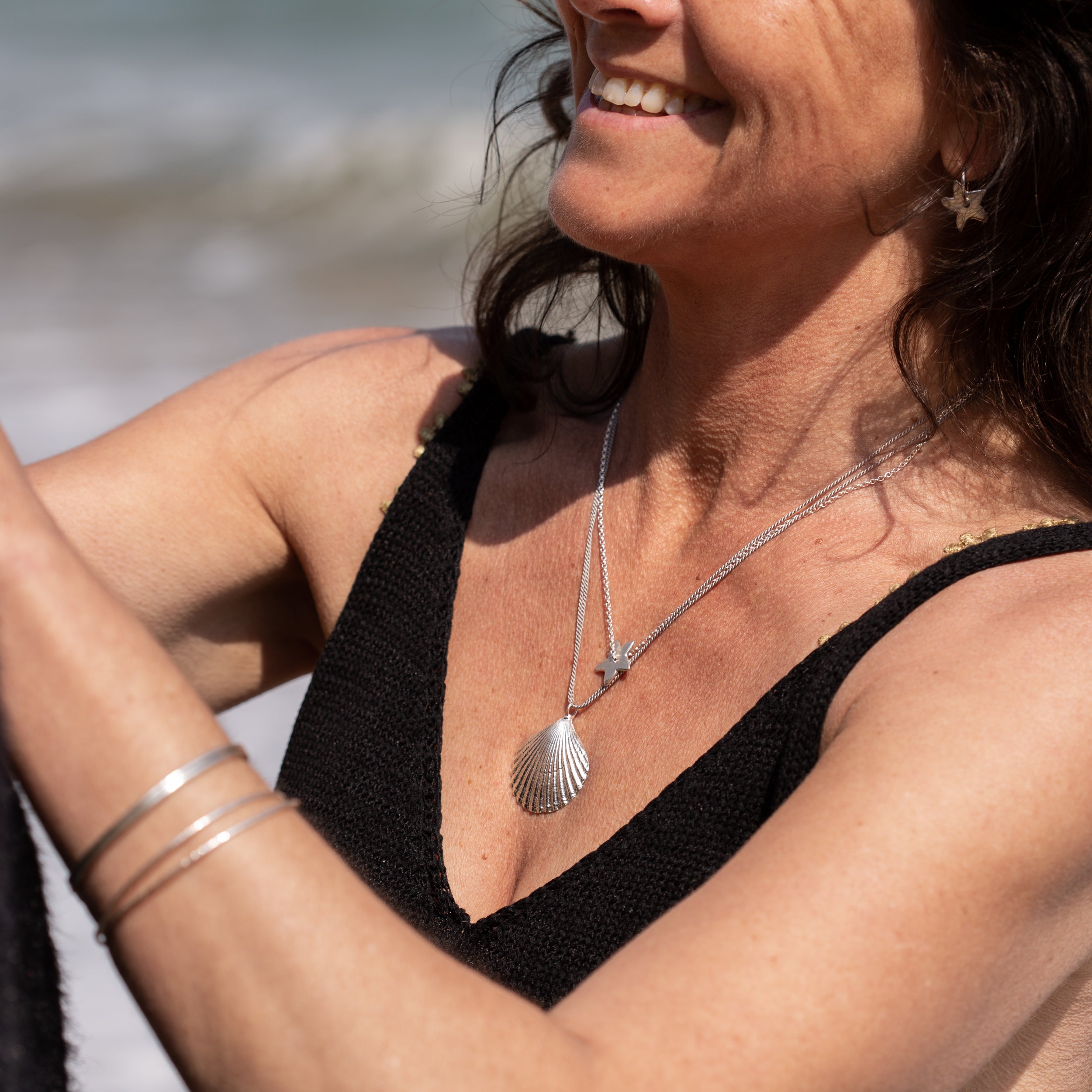 Start Point Scallop Shell Pendant Necklace (Silk Cord)