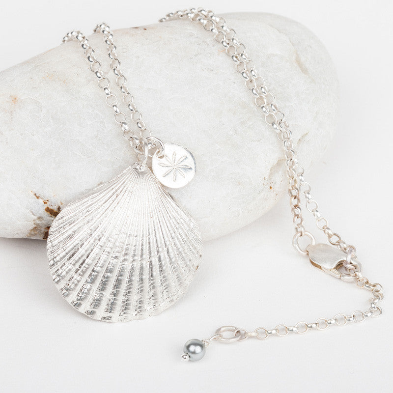 Start Point Scallop Shell Pendant Necklace (Medium Chain)
