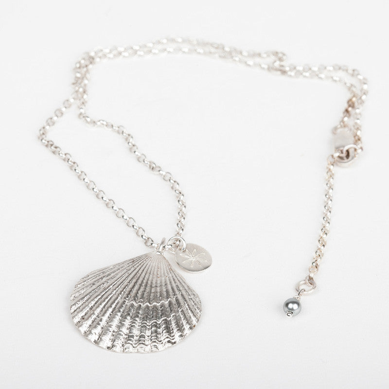 Start Point Scallop Shell Pendant Necklace (Medium Chain)
