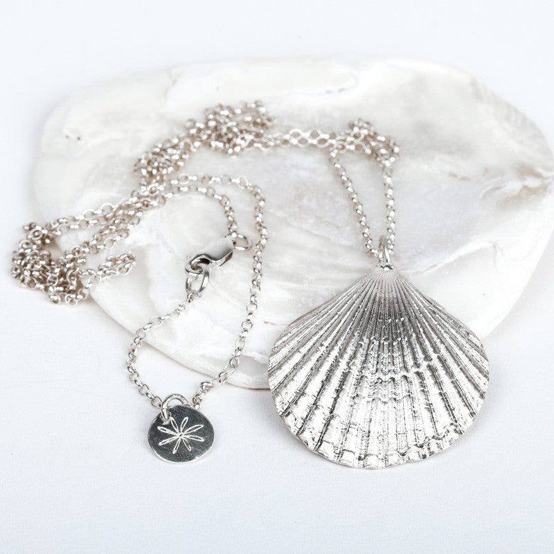 Start Point Scallop Shell Pendant Necklace (Long Chain)